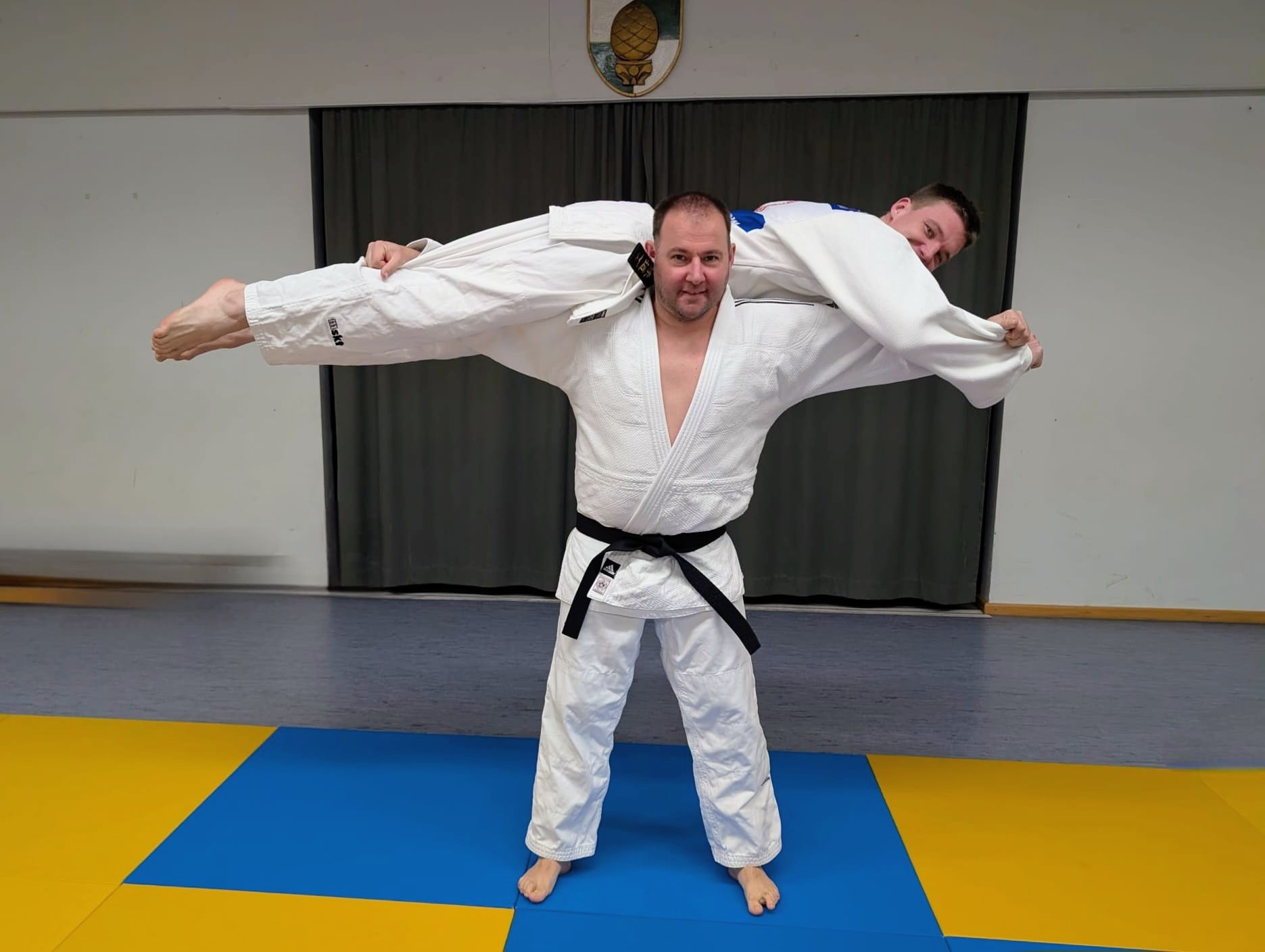 Thomas (stehend) mit seinem Prüfungspartner Daniel Rauhut vom TSV Königsbrunn