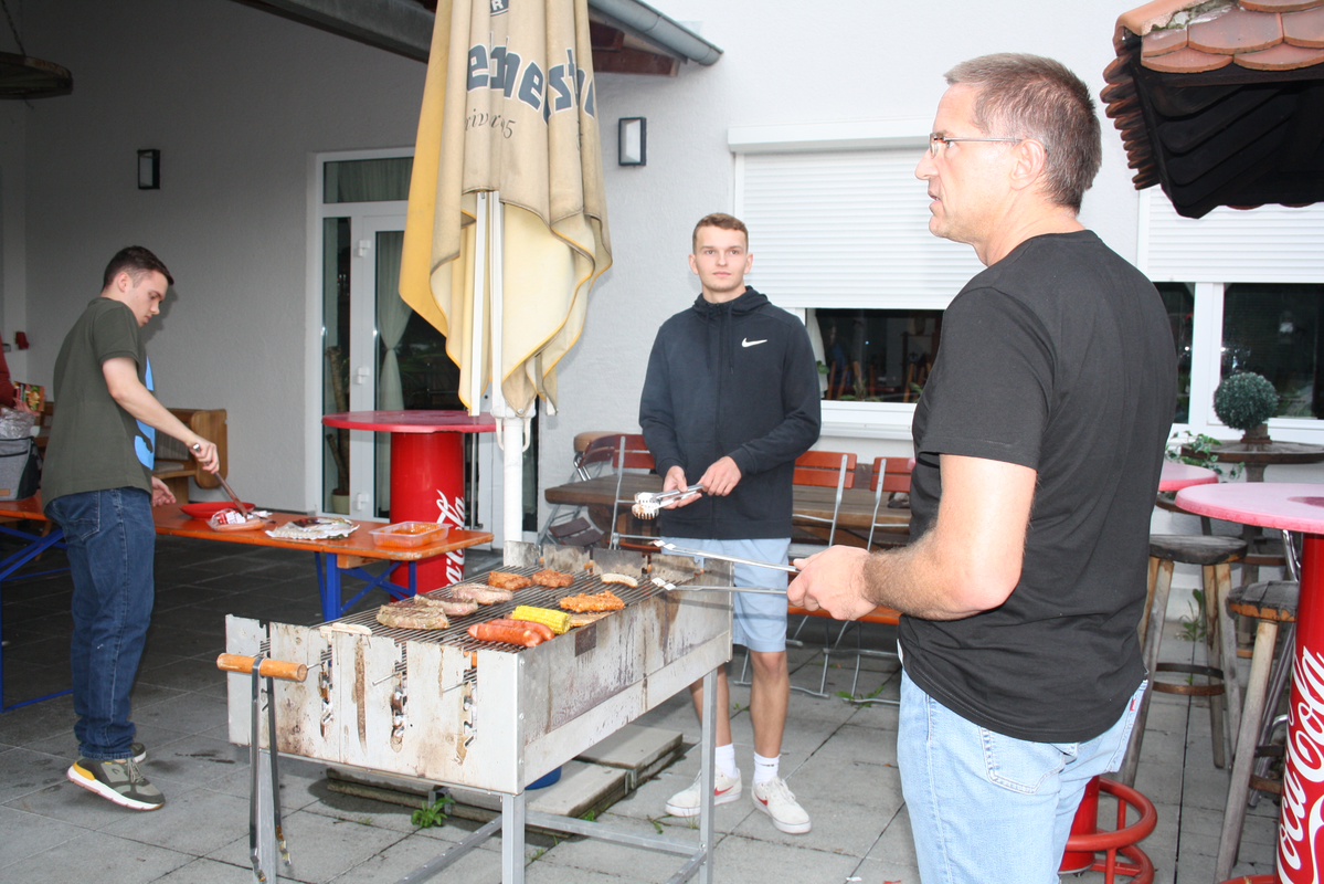 Gemeinsames Grillen auf dem Riesengrill auf der Terrasse des Polizeisport Verein Augsburg e.V. Gemeinsames Grillen auf dem Riesengrill auf der Terrasse des Polizeisport Verein Augsburg e.V.