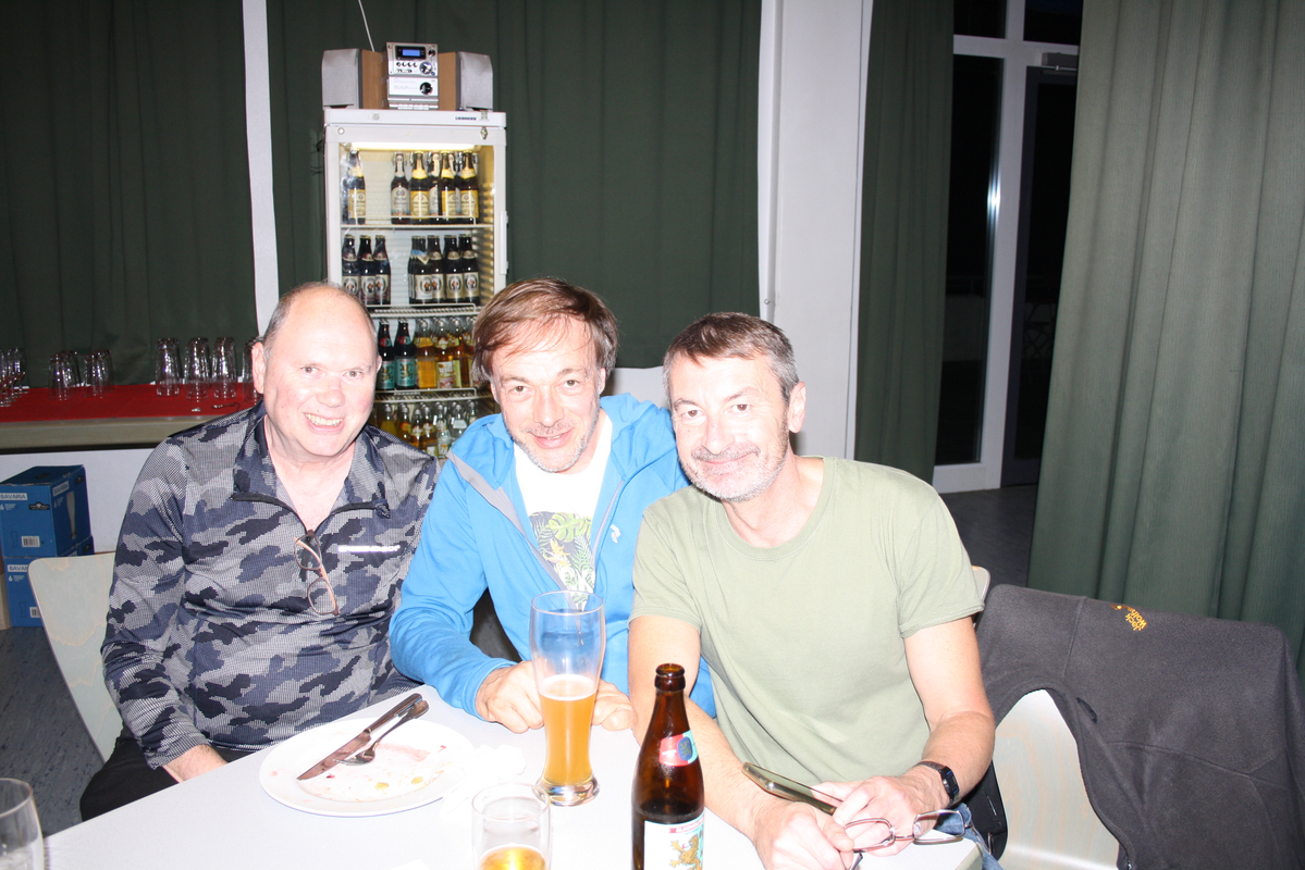 Gemütliches Beisammensein - Auch am späten Abend sind noch viele Karatekas beim Plaudern Gemütliches Beisammensein - Auch am späten Abend sind noch viele Karatekas beim Plaudern