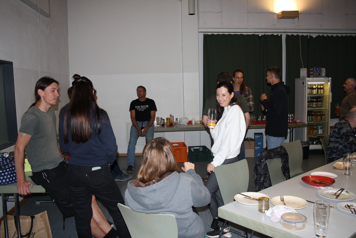 Gemütliches Beisammensein - Auch am späten Abend sind noch viele Karatekas beim Plaudern Gemütliches Beisammensein - Auch am späten Abend sind noch viele Karatekas beim Plaudern
