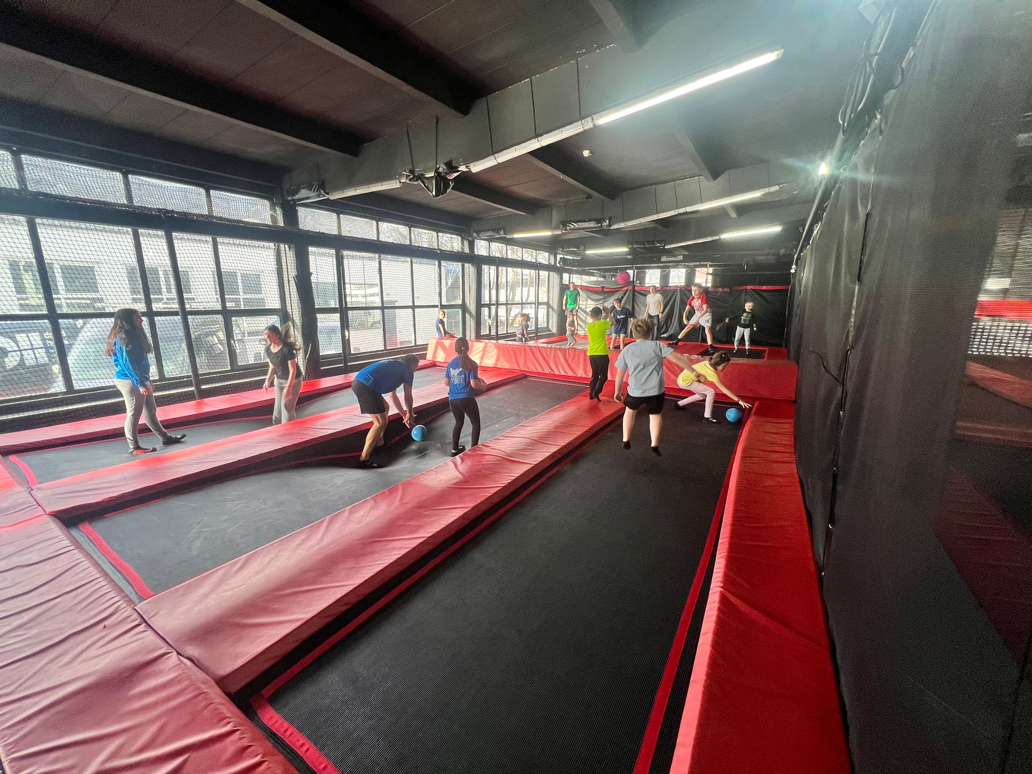 Karatekas haben Spaß bei der Trampolinvariante des Völkerballspiels