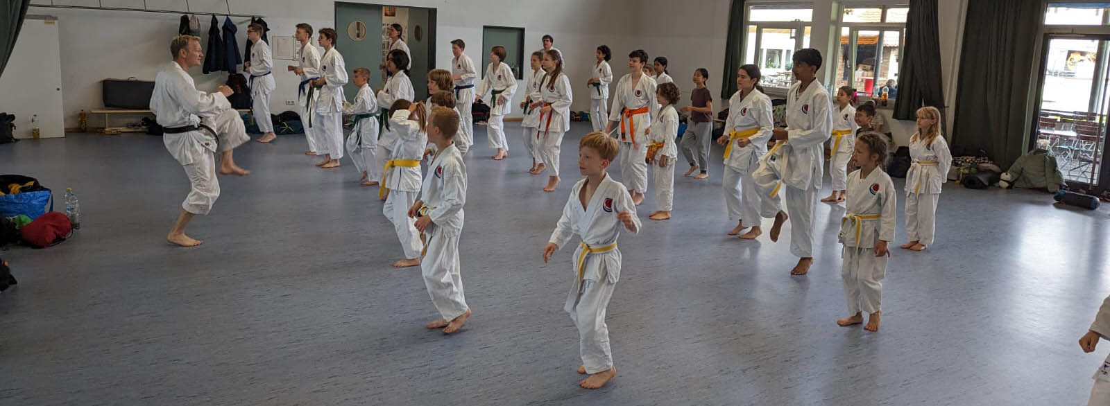 Aufwärmen für Groß und Klein vor dem KATA-Training