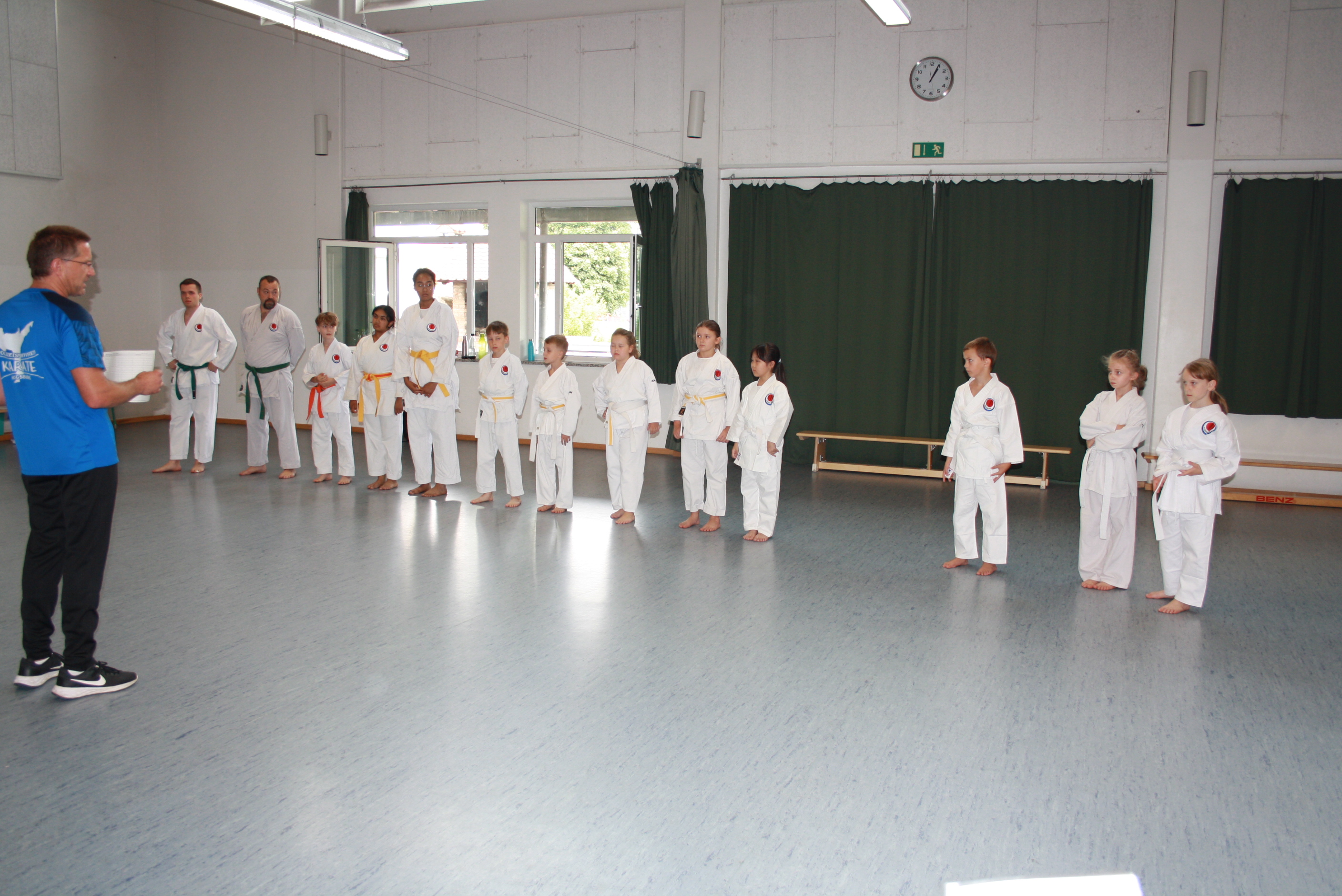 Gespannte kleine und größere Karatekas vor der Prüfung (Bild: Andi K.) Gespannte kleine und größere Karatekas vor der Prüfung (Bild: Andi K.)