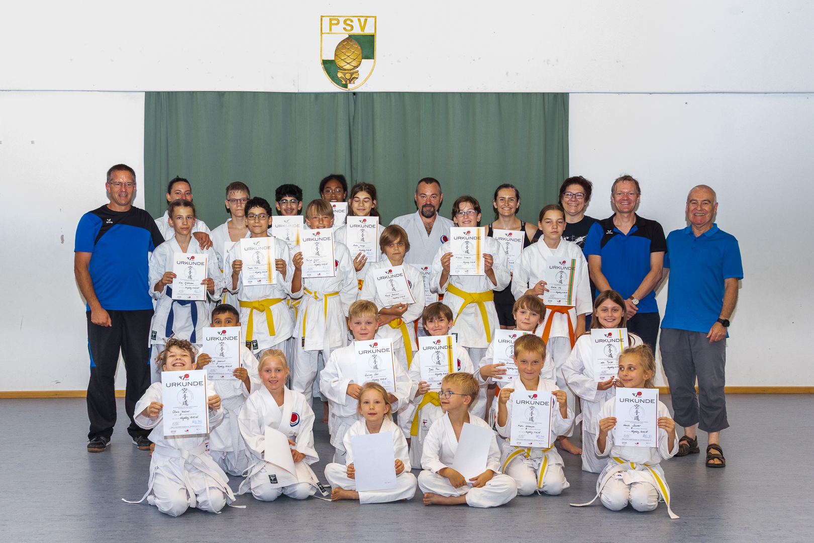 Strahlende kleine & große Karatekas nach bestandener Prüfung Strahlende kleine & große Karatekas nach bestandener Prüfung (Bild: Herbert I.)