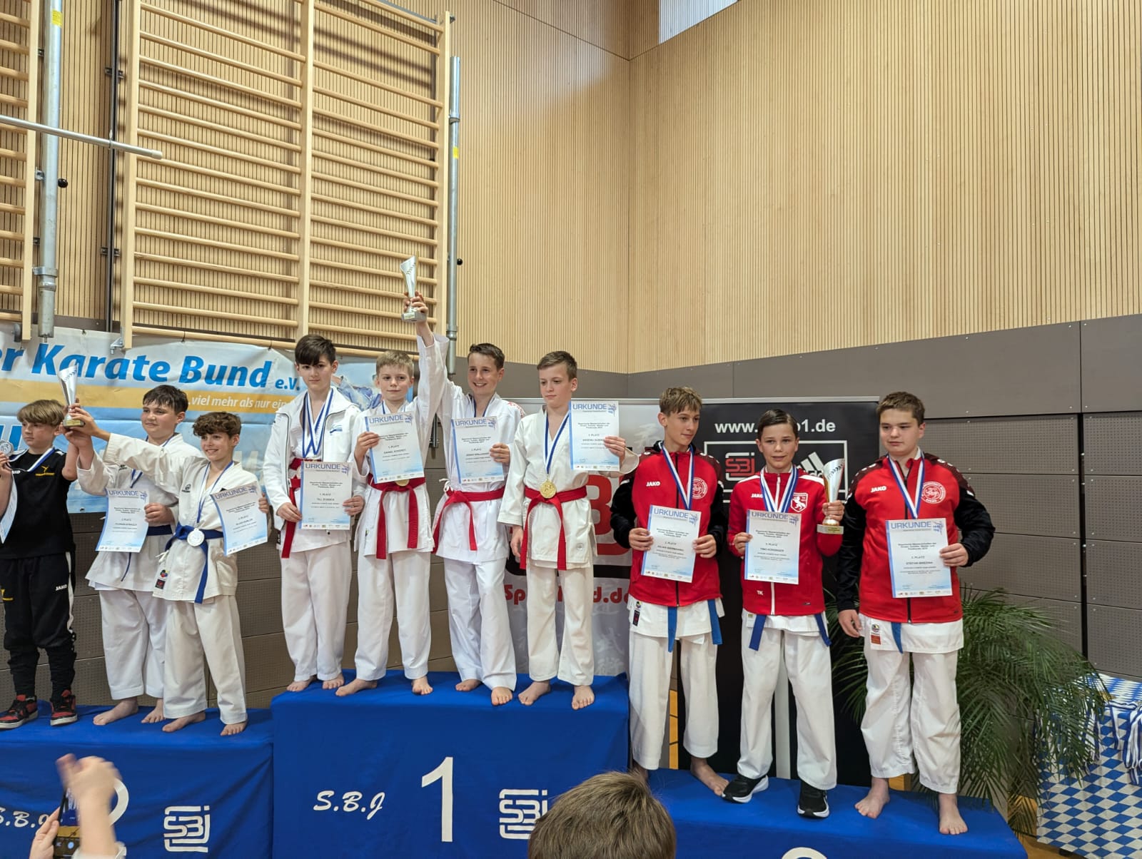 1. Platz (KUMITE-TEAM mit Franken/Schwaben ) für Arsenij (4 v. l.) vom Polizei Sport Verein Augsburg e.V.